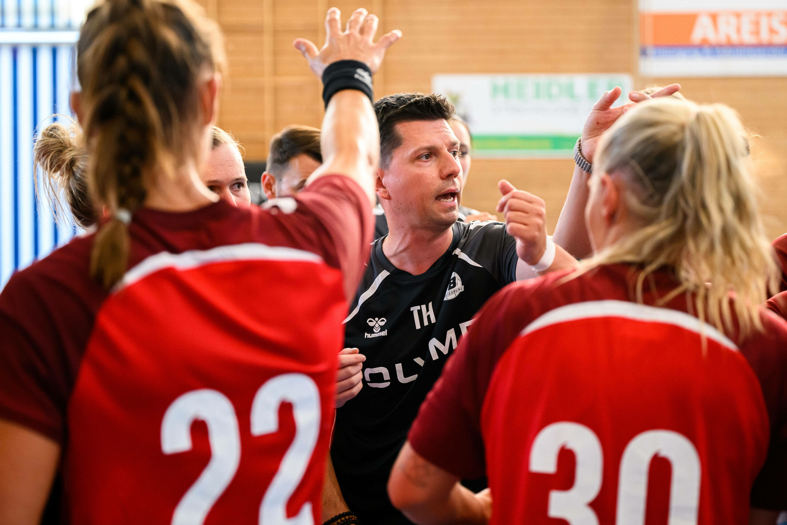 Tomas Hlavaty mit seinen Spielerinnen des HB Ludwigsburg