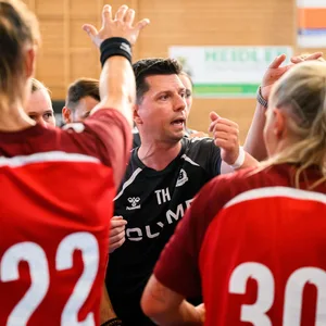 Tomas Hlavaty mit seinen Spielerinnen des HB Ludwigsburg