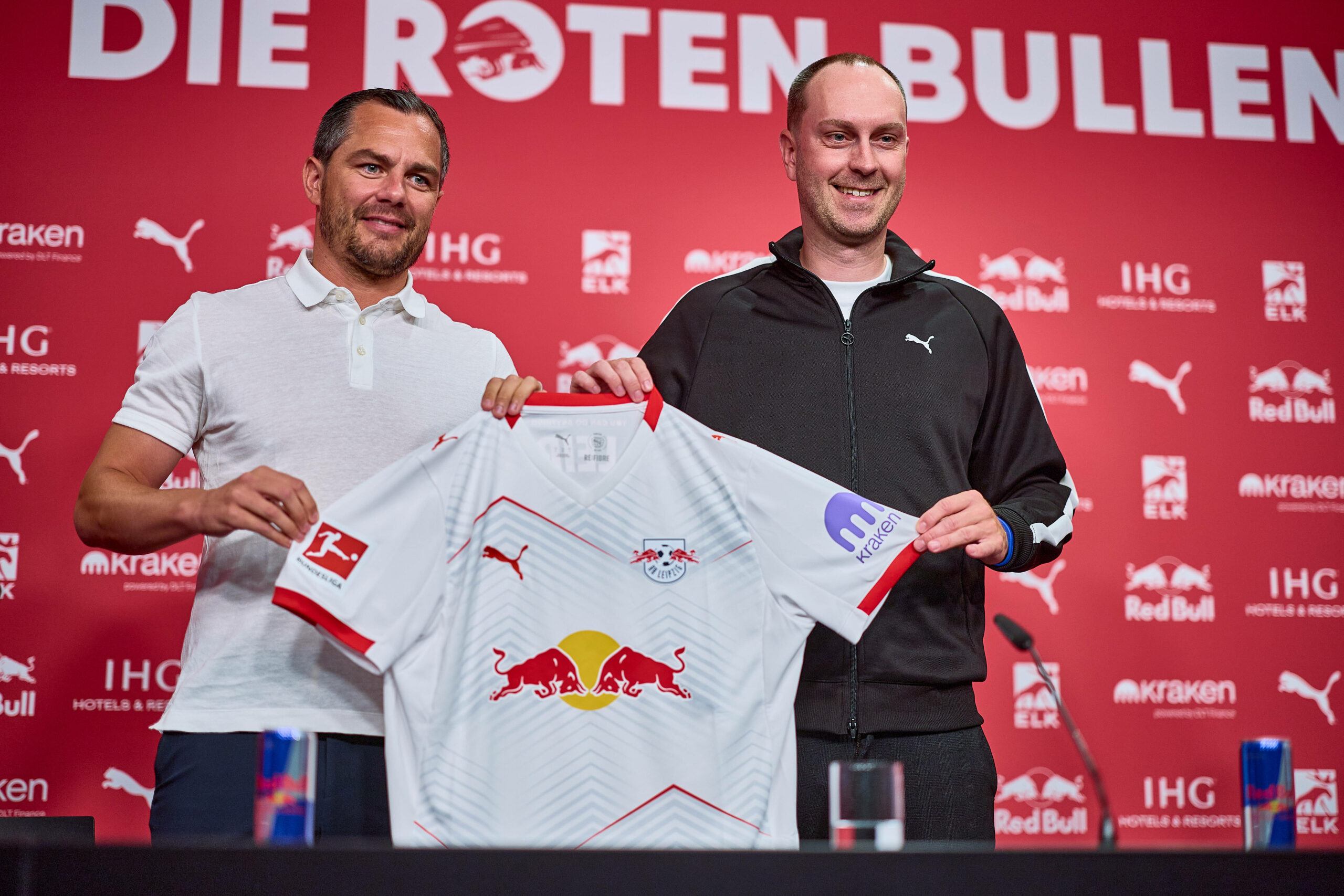 Marcel Schäfer und Ole Werner halten ein Leipzig-Trikot hoch bei Werners Vorstellung als neuem RB-Coach.
