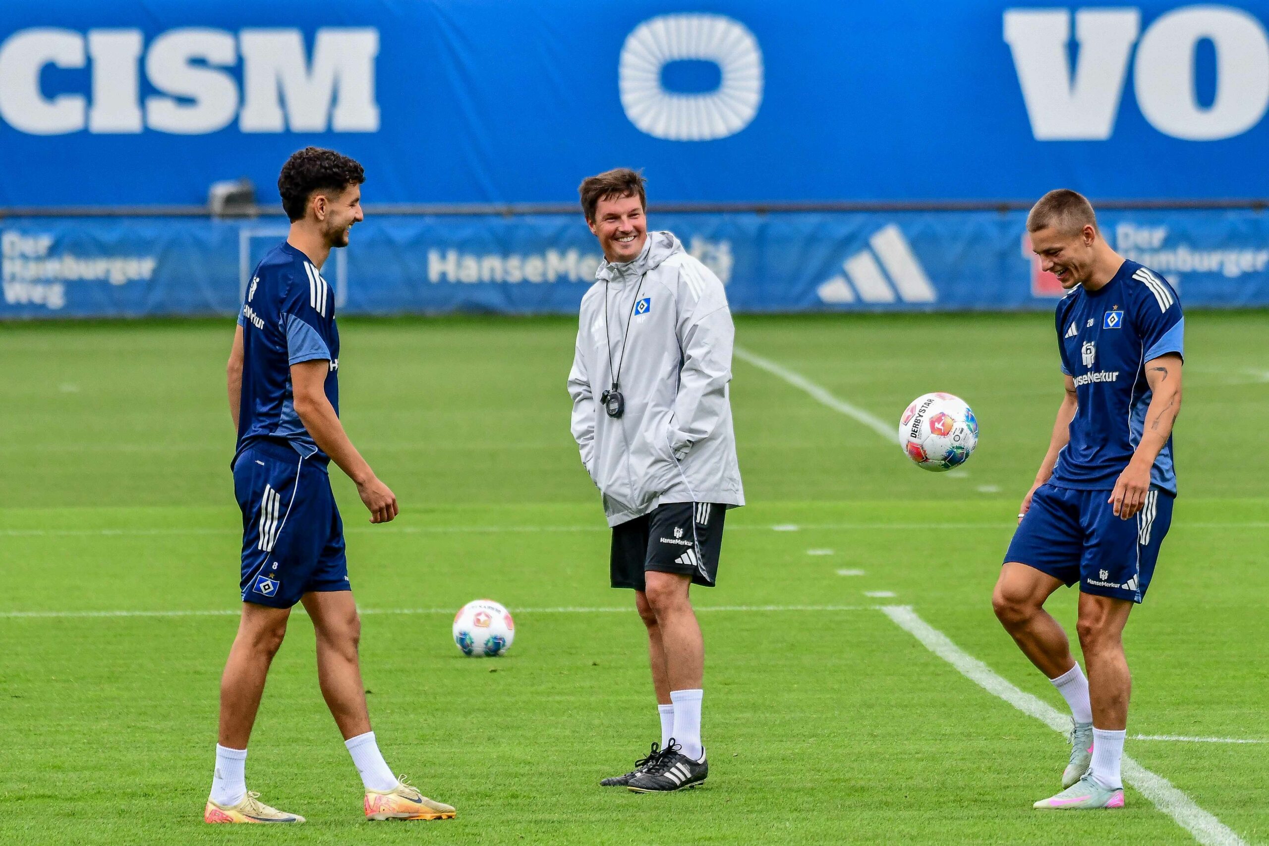 Daniel Elfadli und Miro Muheim neben Merlin Polzin auf dem Trainingsplatz