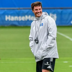 Daniel Elfadli und Miro Muheim neben Merlin Polzin auf dem Trainingsplatz
