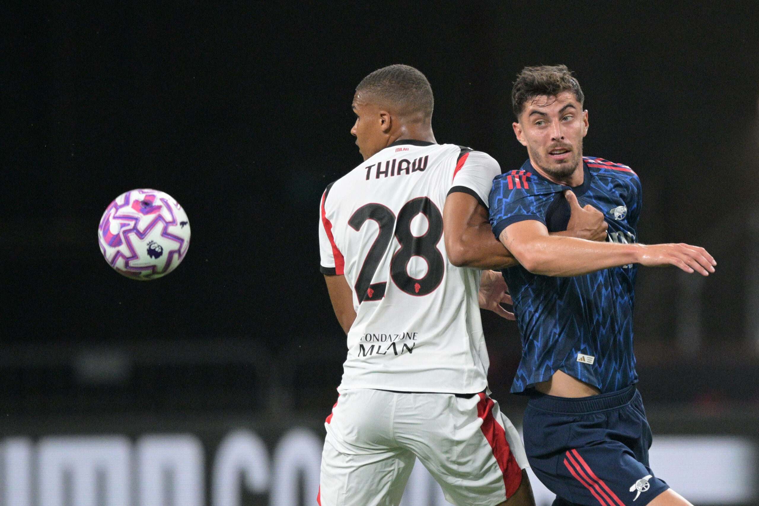 Malick Thiaw absolvierte die Vorbereitung noch für AC Mailand (hier im Spiel gegen Arsenal und Kai Havertz.