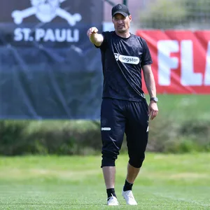 Alexander Blessin zeigt etwas an