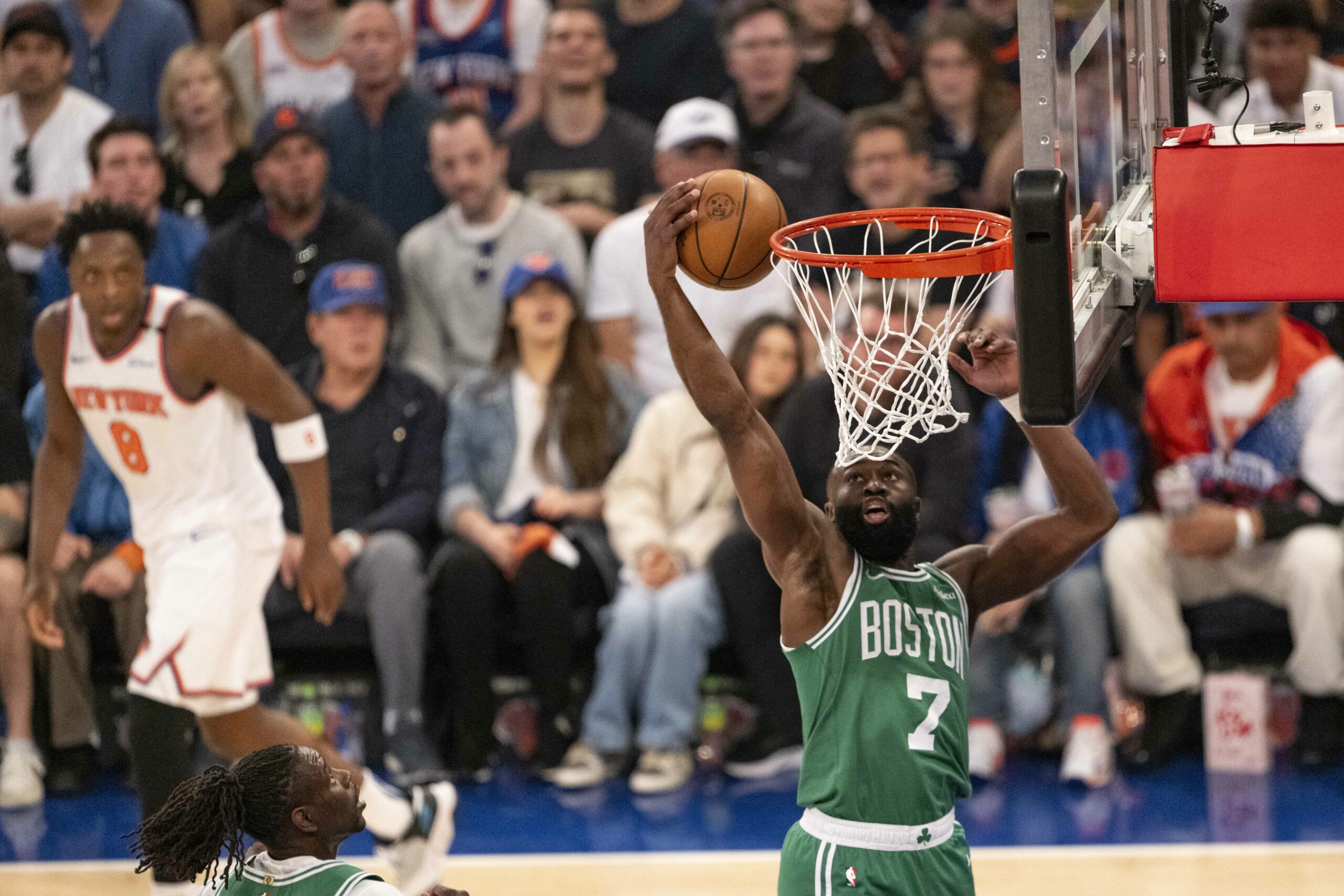 Jaylen Brown wirft einen Korb