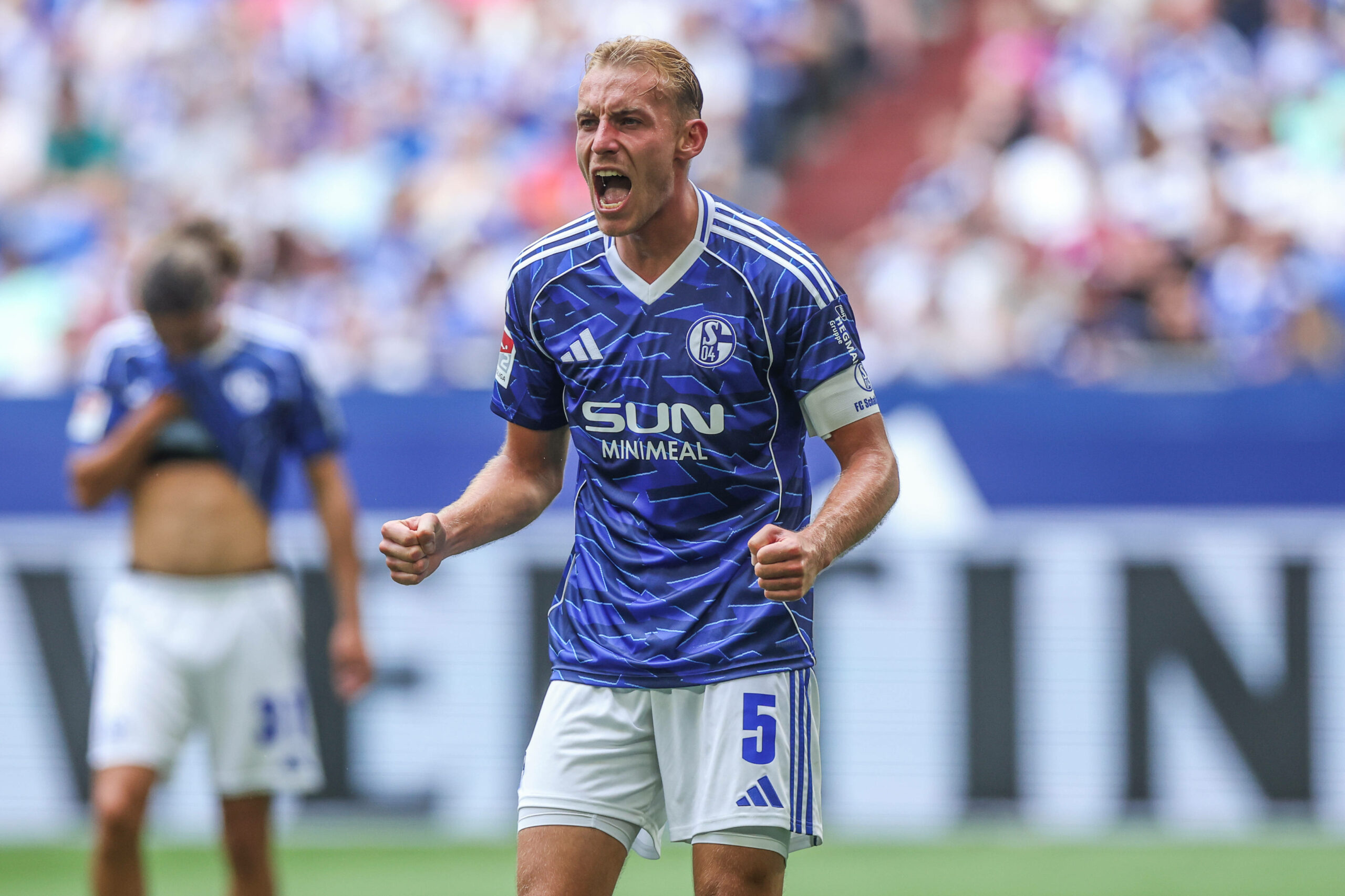 Schalkes Timo Becker brüllt und ballt die Fäuse.