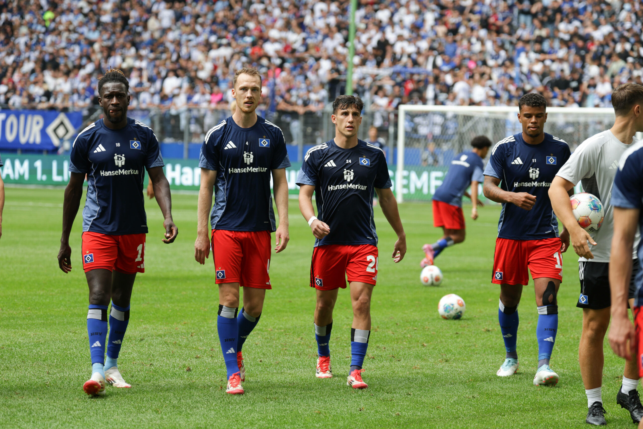 Bakery Jatta, Sebastian Schonlau, Nicolás Capaldo und Ransford Königsdörffer gehen über das Feld im Volksparkstadion
