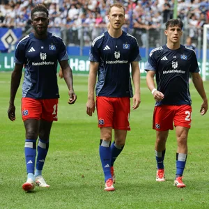 Bakery Jatta, Sebastian Schonlau, Nicolás Capaldo und Ransford Königsdörffer gehen über das Feld im Volksparkstadion