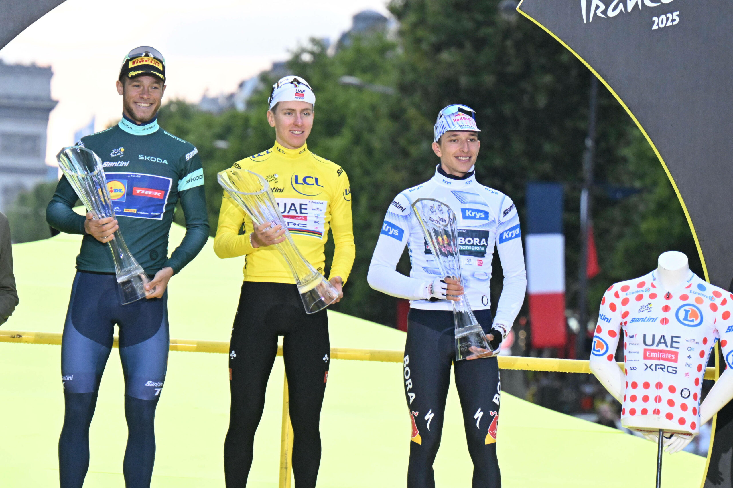 Tadej Milan auf dem Podium in Paris mit Tadej Pogacar und Florian Lipowitz