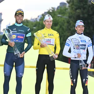 Tadej Milan auf dem Podium in Paris mit Tadej Pogacar und Florian Lipowitz