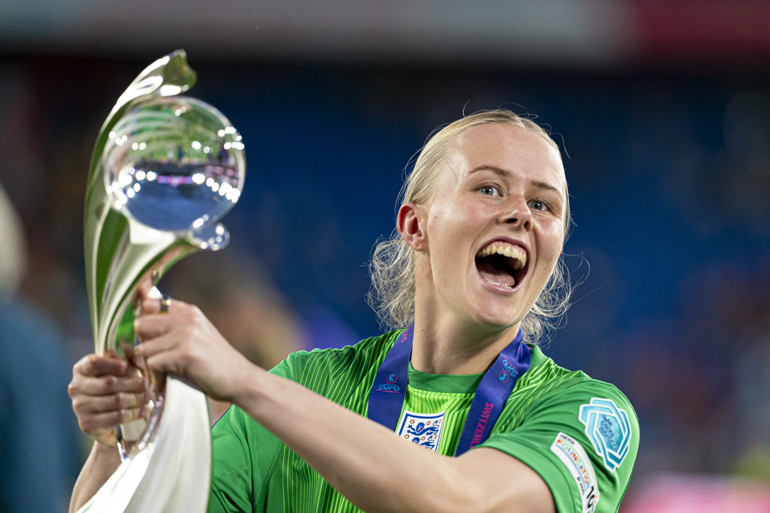 Hannah Hampton mit der EM-Trophäe