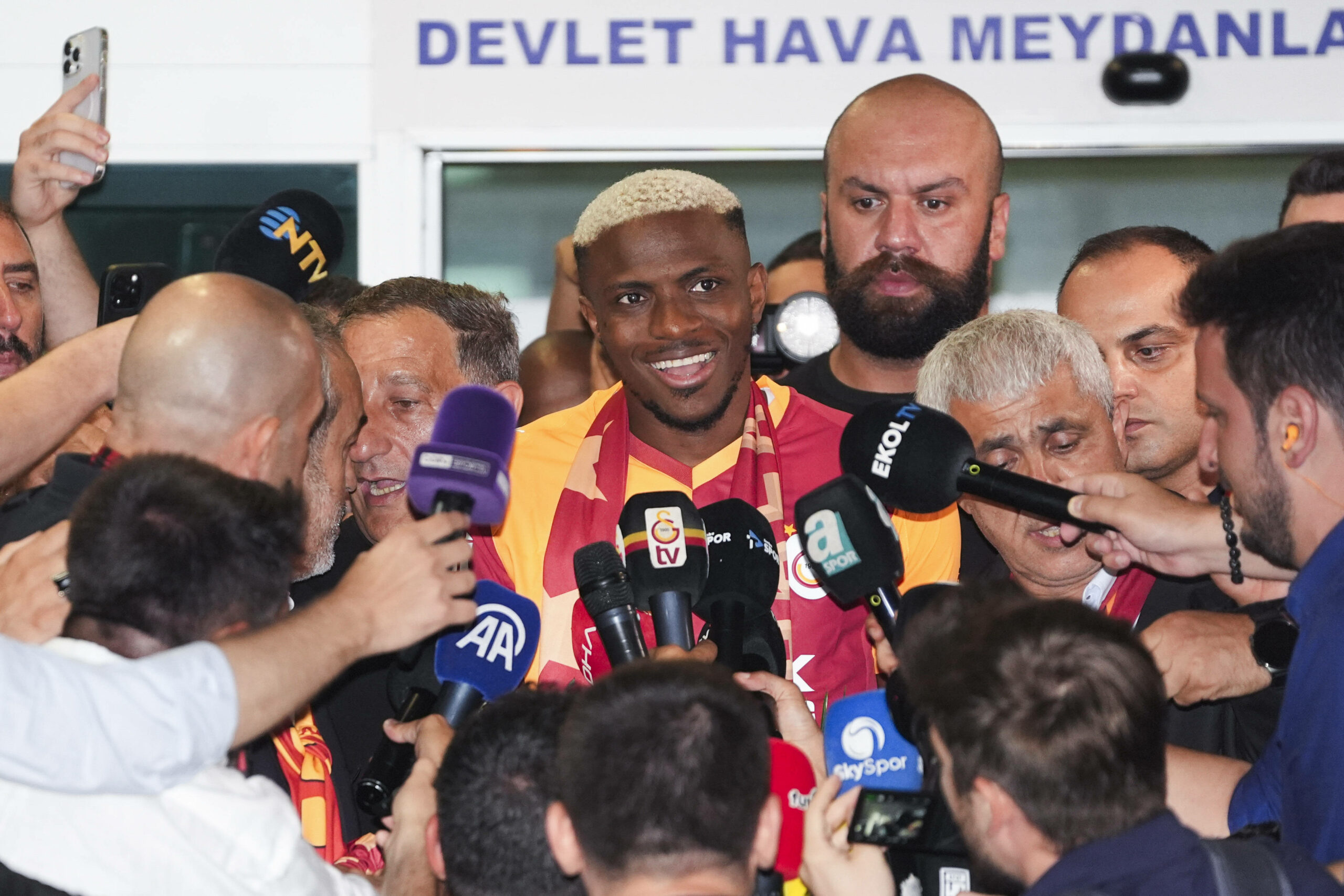 Victor Osimhen wurde von den Gala-Fans nach Verkündung des Transfers gefeiert.