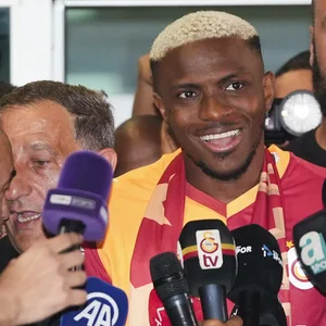 Victor Osimhen wurde von den Gala-Fans nach Verkündung des Transfers gefeiert.