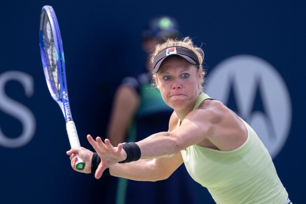 Laura Siegemund schlägt den Ball