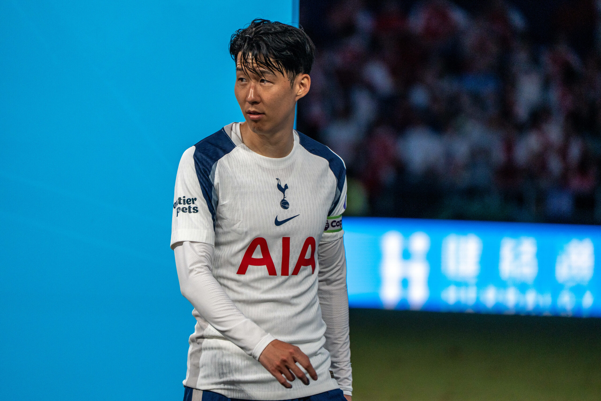 Heung-min Son schaut traurig im Tottenham-Trikot