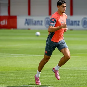 Aleksandar Pavlovic läuft beim TRaining