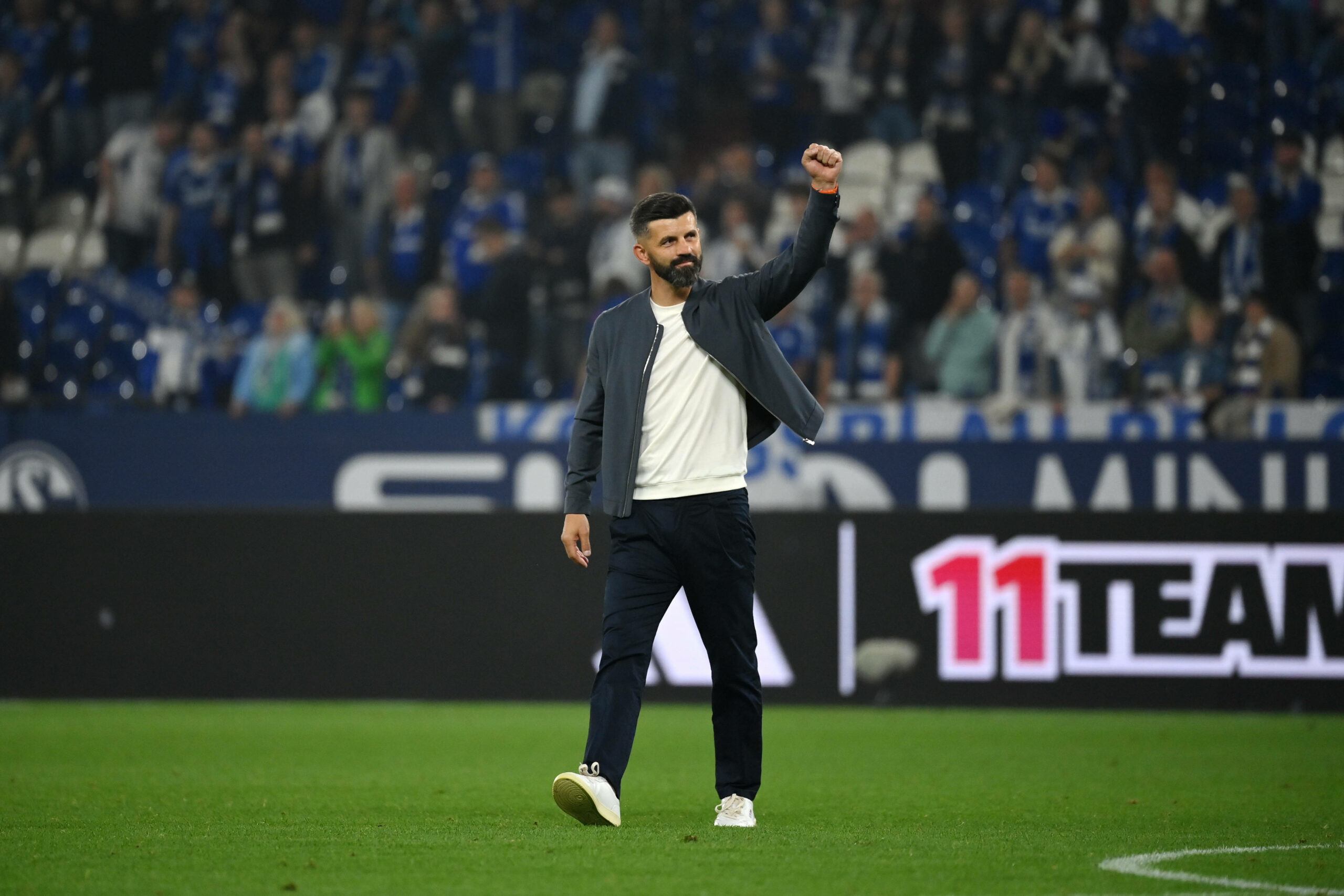 Miron Muslic feiert den ersten Heimsieg vor den Schalke-Fans