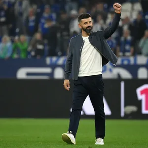 Miron Muslic feiert den ersten Heimsieg vor den Schalke-Fans