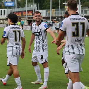 Lukasz Poreba gratuliert Elversbergs Siegtorschützen Maxi Rohr