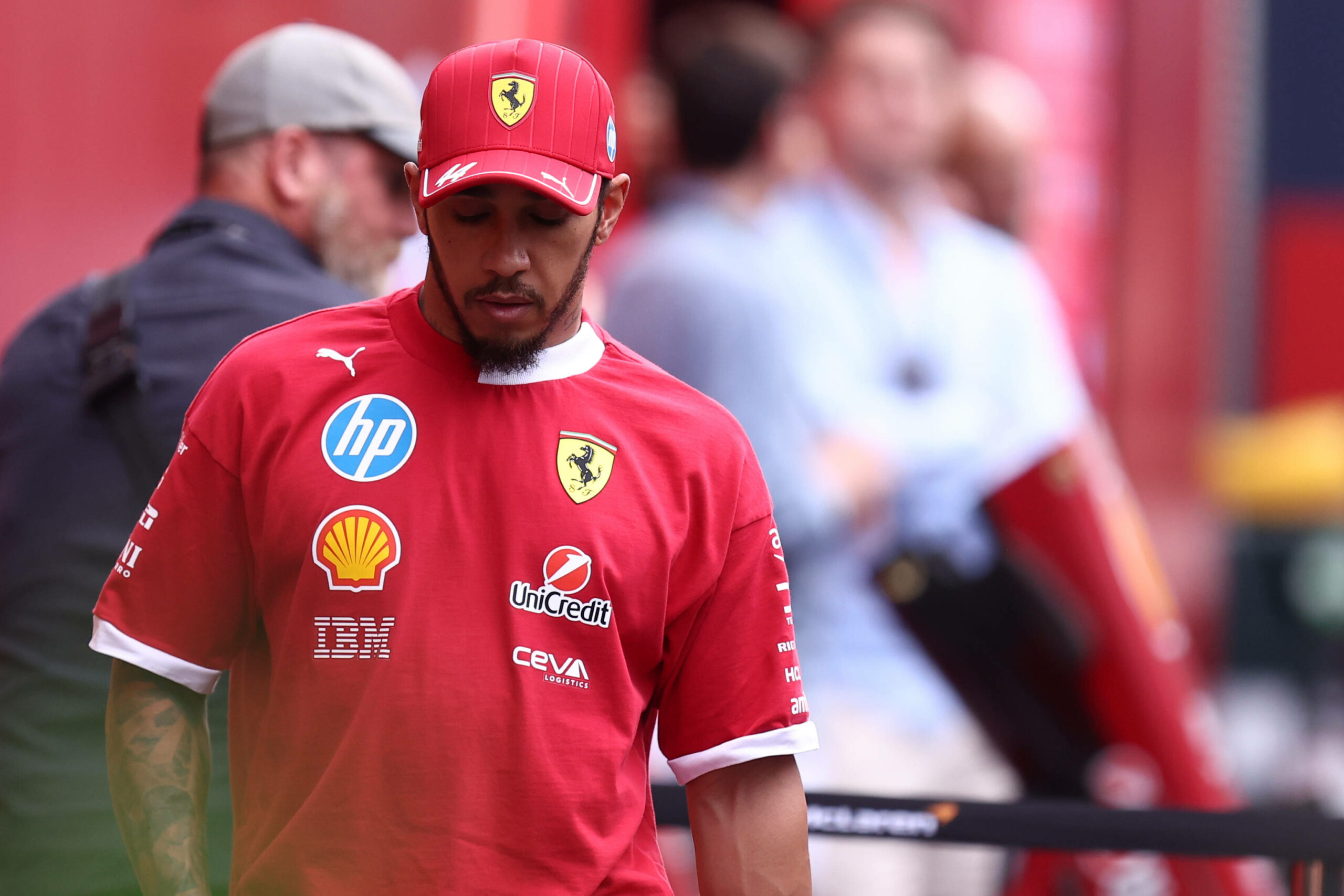 Lewis Hamilton zeigt sich frustriert