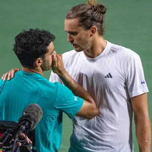 Alexander Zverev tröstete seinen Gegner Francisco Cerundolo nach dessen Aufgabe in Toronto.
