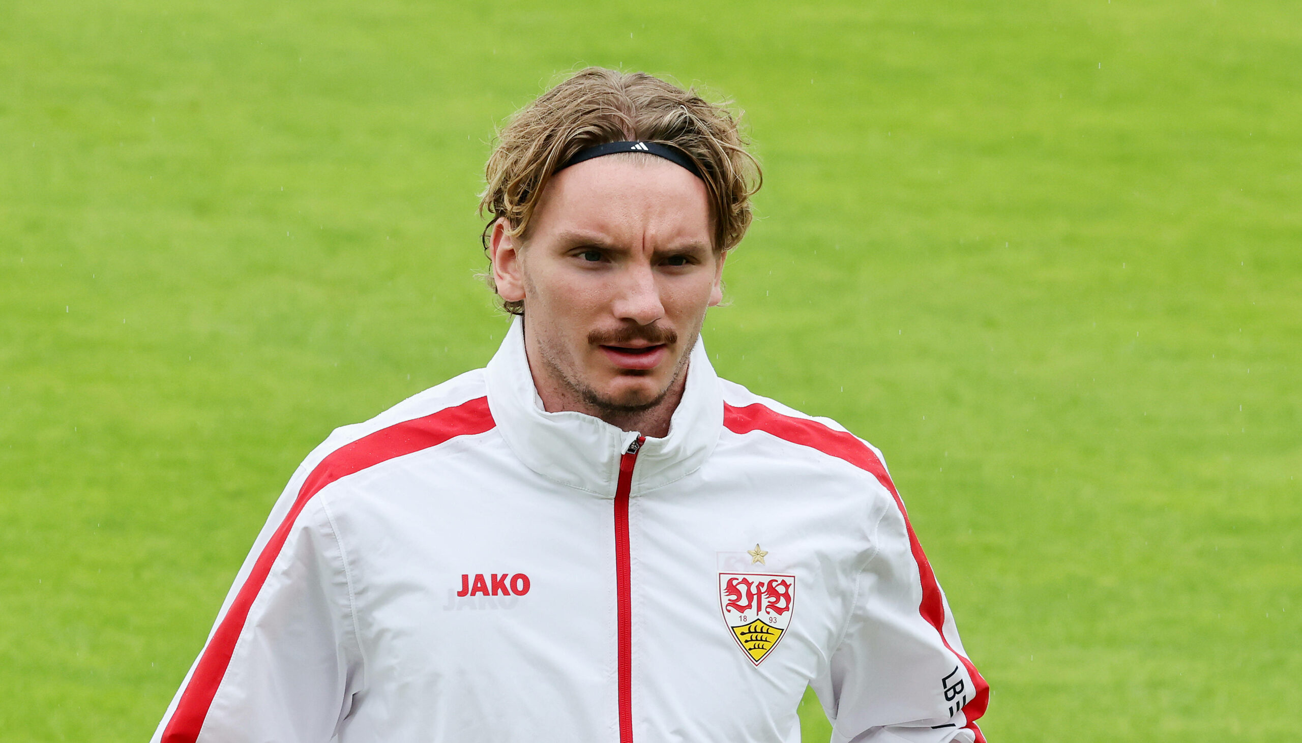 Nick Woltemade im Stuttgart-Trainingsanzug