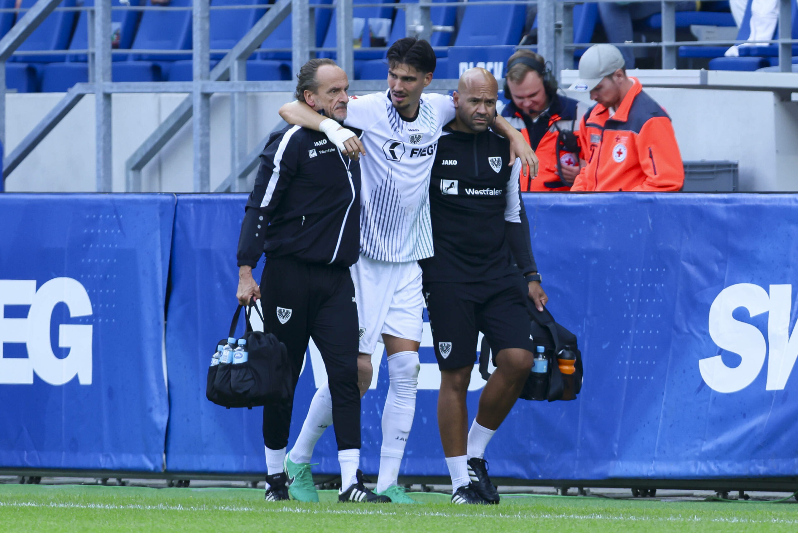 Antinio Tikvic wird vom Platz begleitet und gestützt