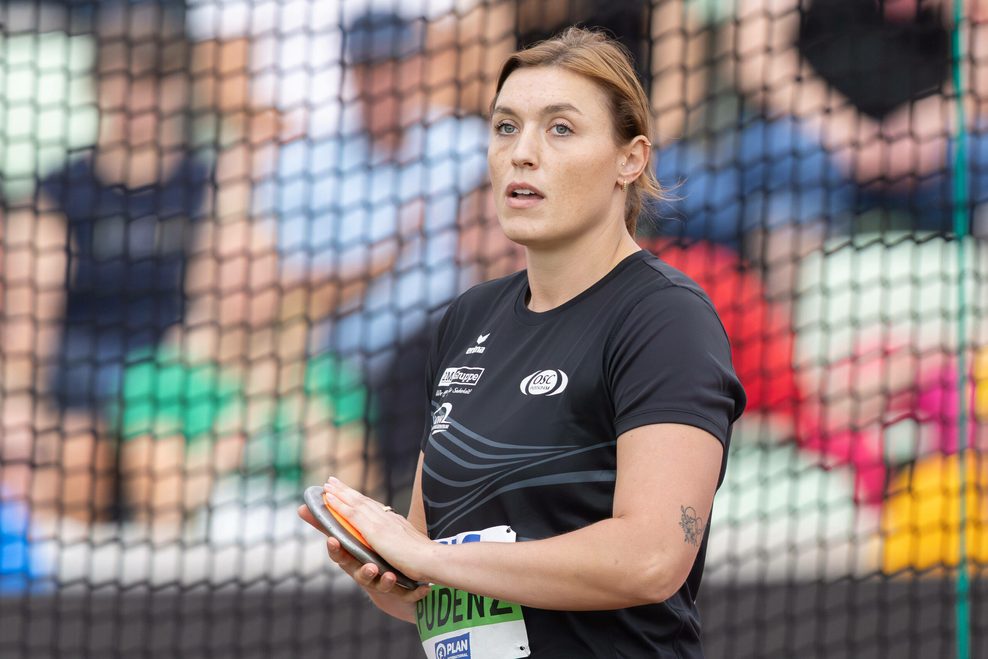 Kristin Pudenz bereitet sich auf den Wurf vor