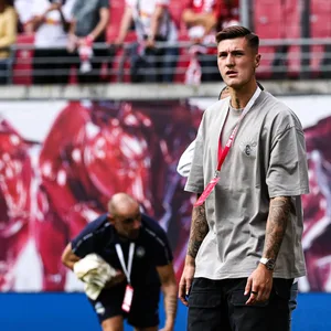 Benjamin Sesko geht über den Platz