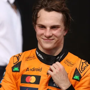 Oscar Piastri grinst in die Kamera