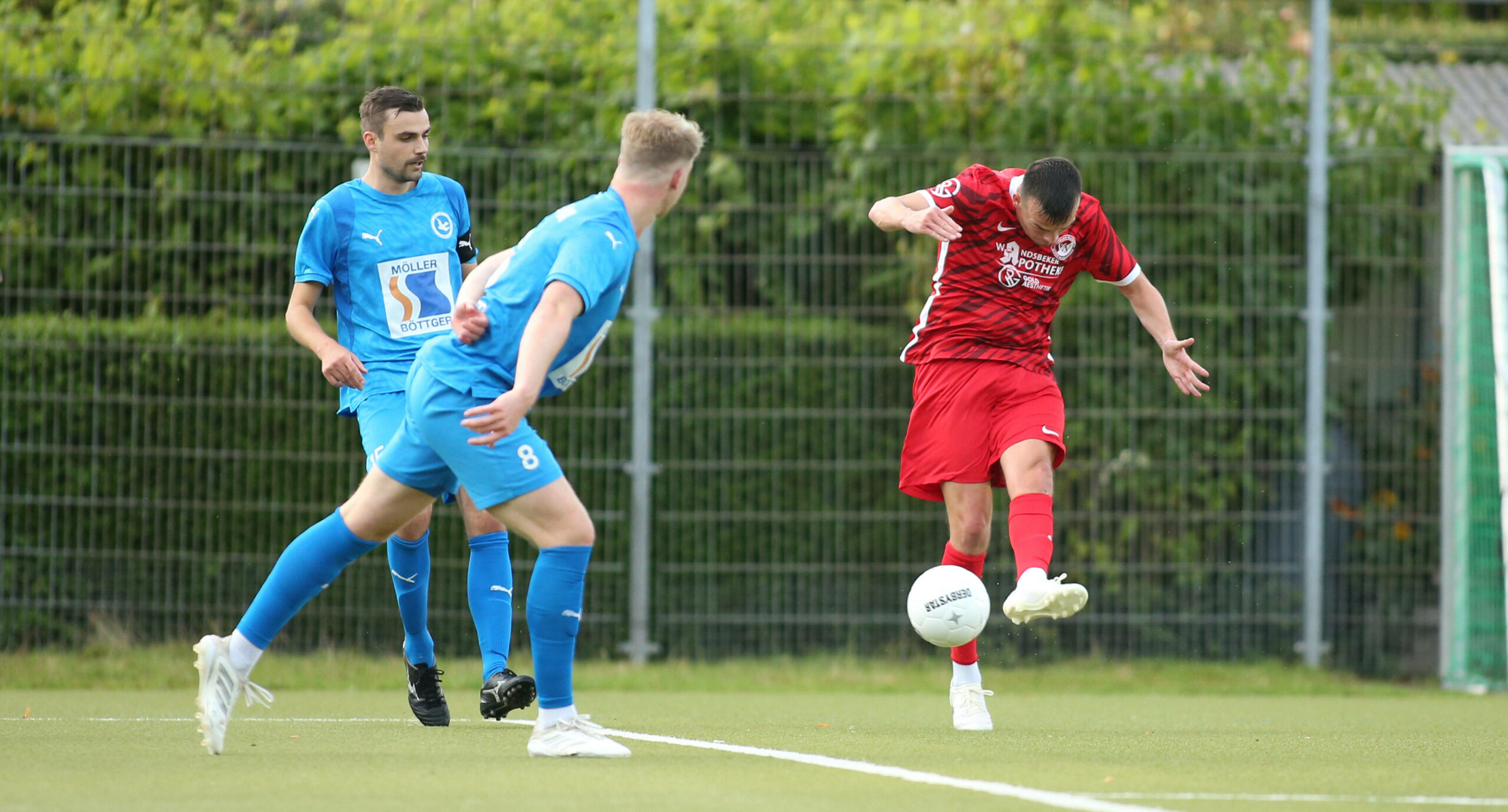 Michel Netzbandt beim Schuss in der Oberliga