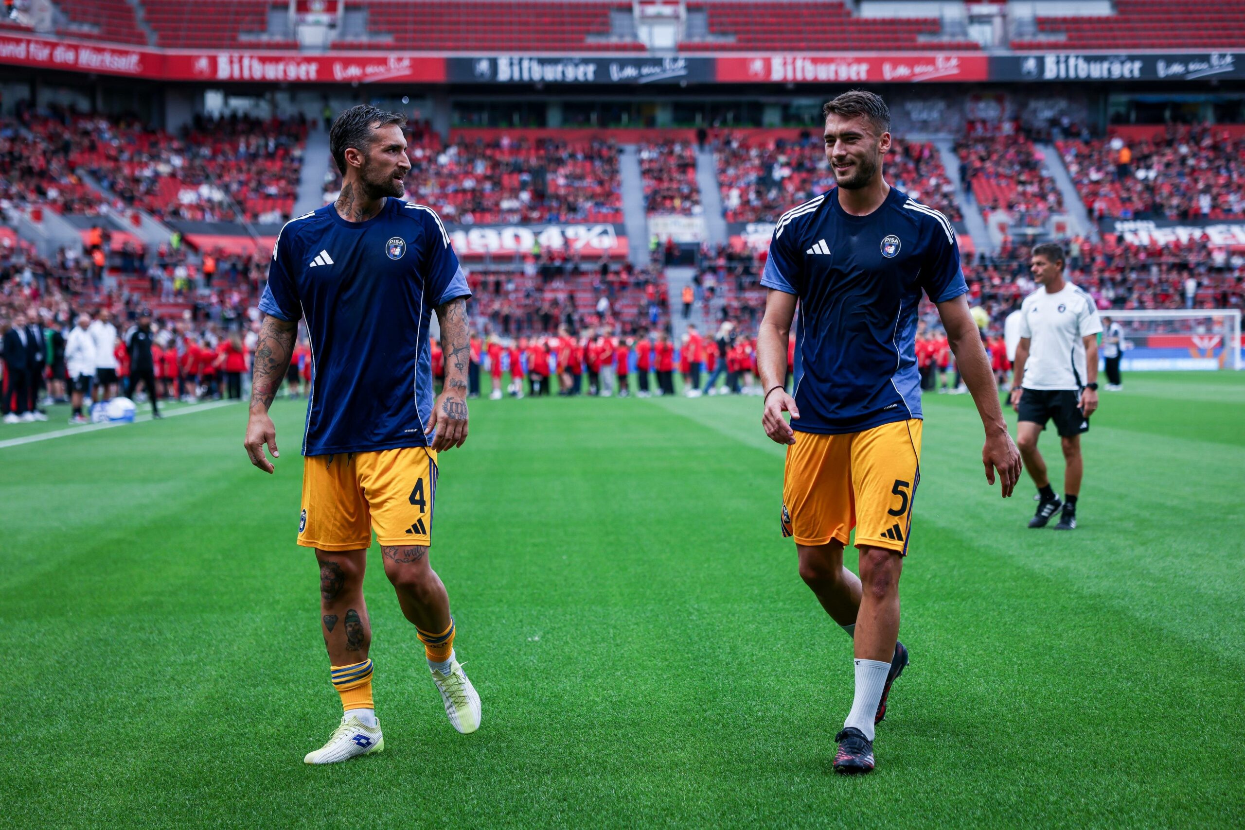 Antonio Caracciolo 4 (Pisa Sporting Club) und Simone Canestrelli 5 (Pisa Sporting Club) beim warm up, Bayer 04 Leverkusen vs. Pisa Sporting Club, DFL, Serie A, Bundesliga, Saison 2025 2026