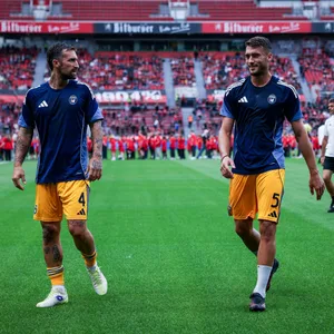 Antonio Caracciolo 4 (Pisa Sporting Club) und Simone Canestrelli 5 (Pisa Sporting Club) beim warm up, Bayer 04 Leverkusen vs. Pisa Sporting Club, DFL, Serie A, Bundesliga, Saison 2025 2026