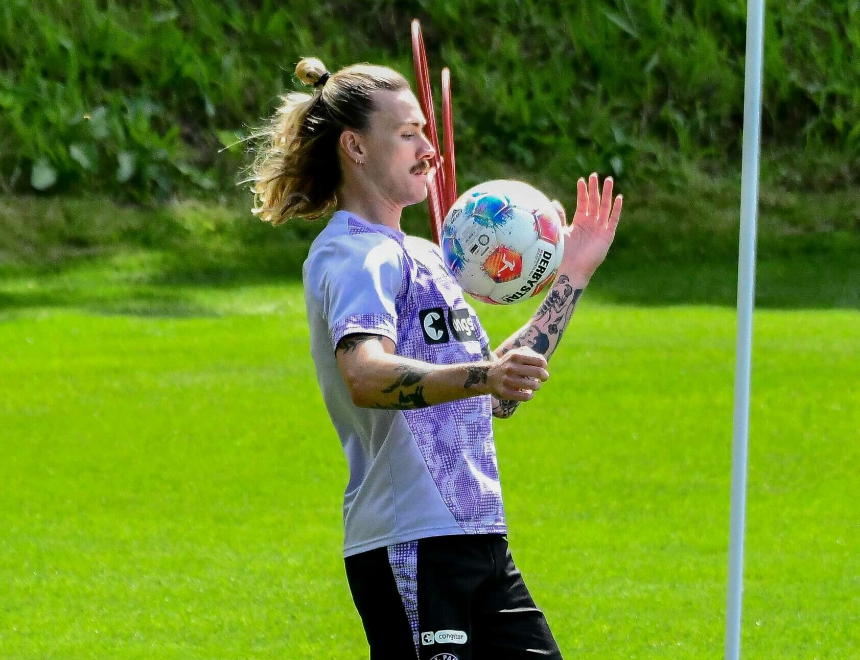 Jackson Irvine nimmt den Ball mit der Brust an