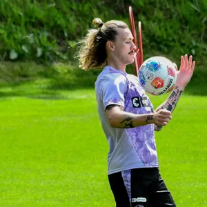 Jackson Irvine nimmt den Ball mit der Brust an