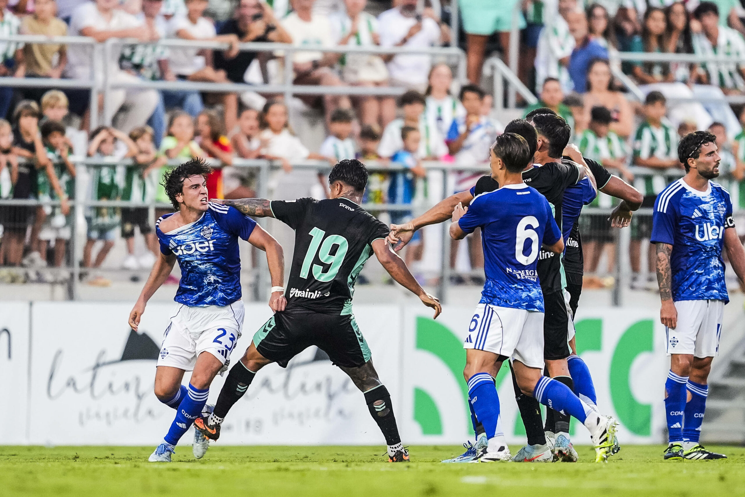 Rudelbildung beim Testspiel Betis gegen Como