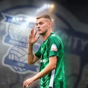 Marvin Ducksch vor dem Birmingham-Wappen