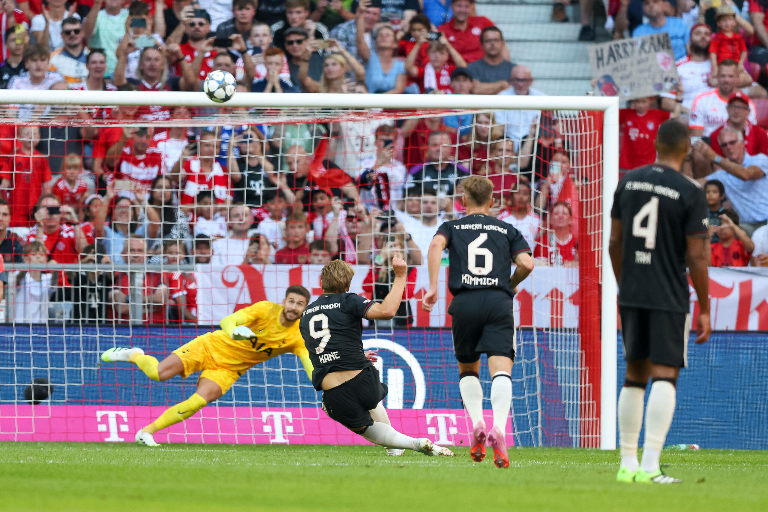 Harry Kane schießt den Elfmeter gegen Tottenham deutlich drüber.