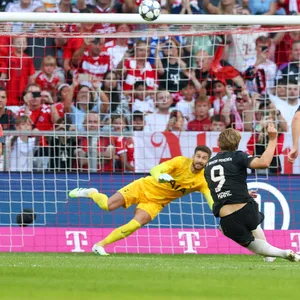 Harry Kane schießt den Elfmeter gegen Tottenham deutlich drüber.