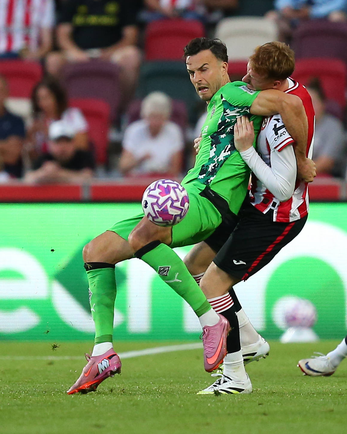 Haris Tabakovic im Zweikampf mit Sepp van den Berg