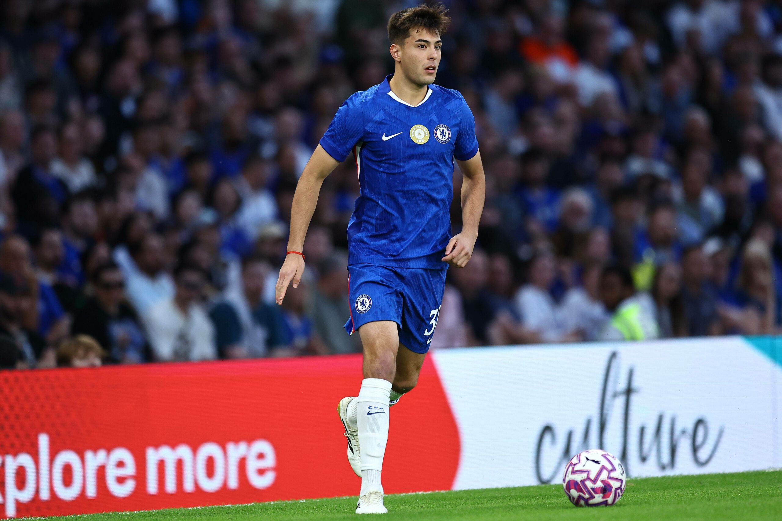 Aaron Anselmino im Chelsea-Trikot