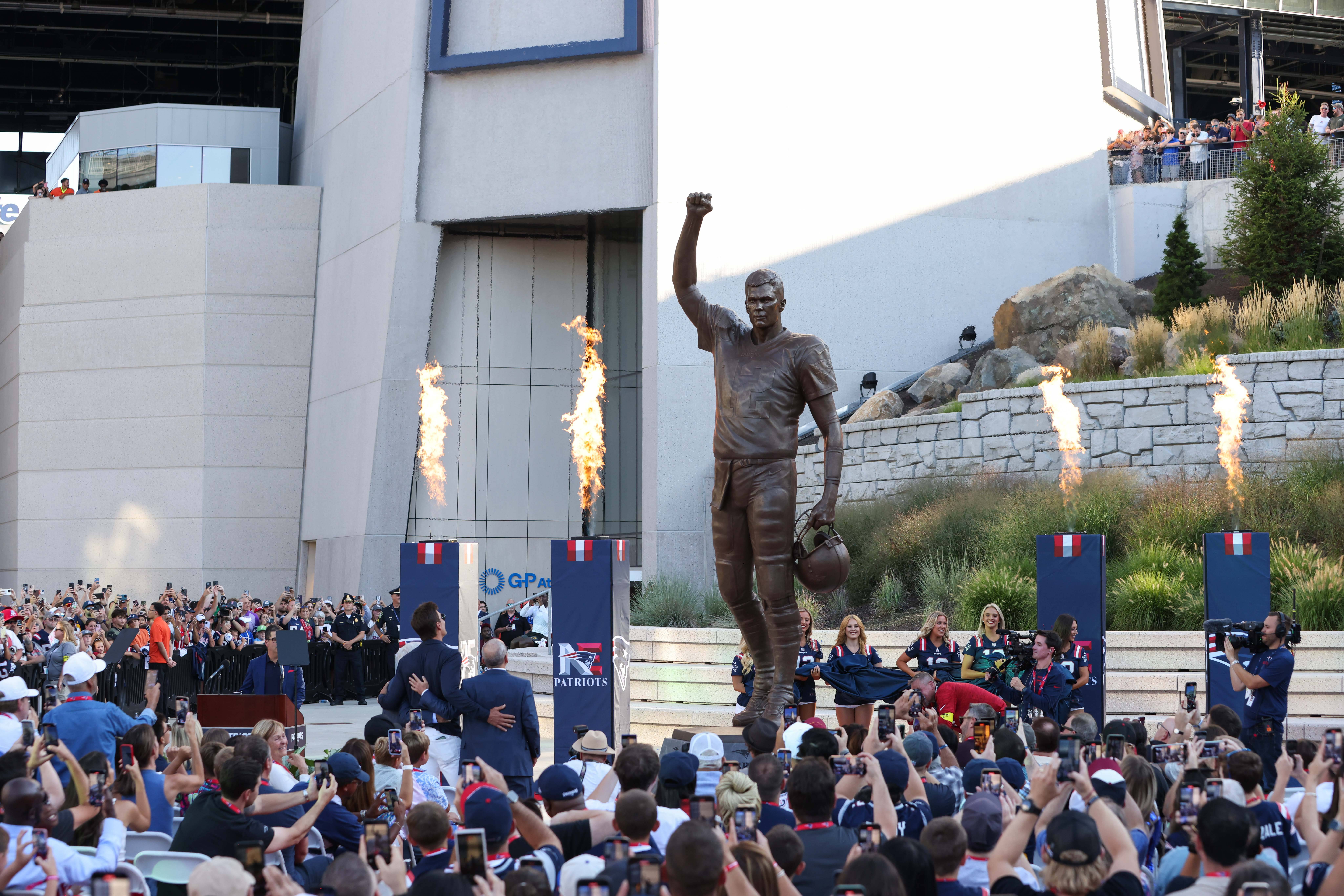 Die Tom Brady-Statue vor dem Gilette Stadium