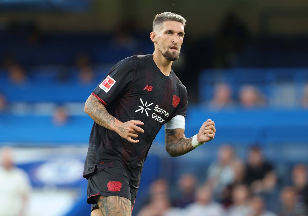 Robert Andrich von Bayer Leverkusen mit Kapitänsbinde