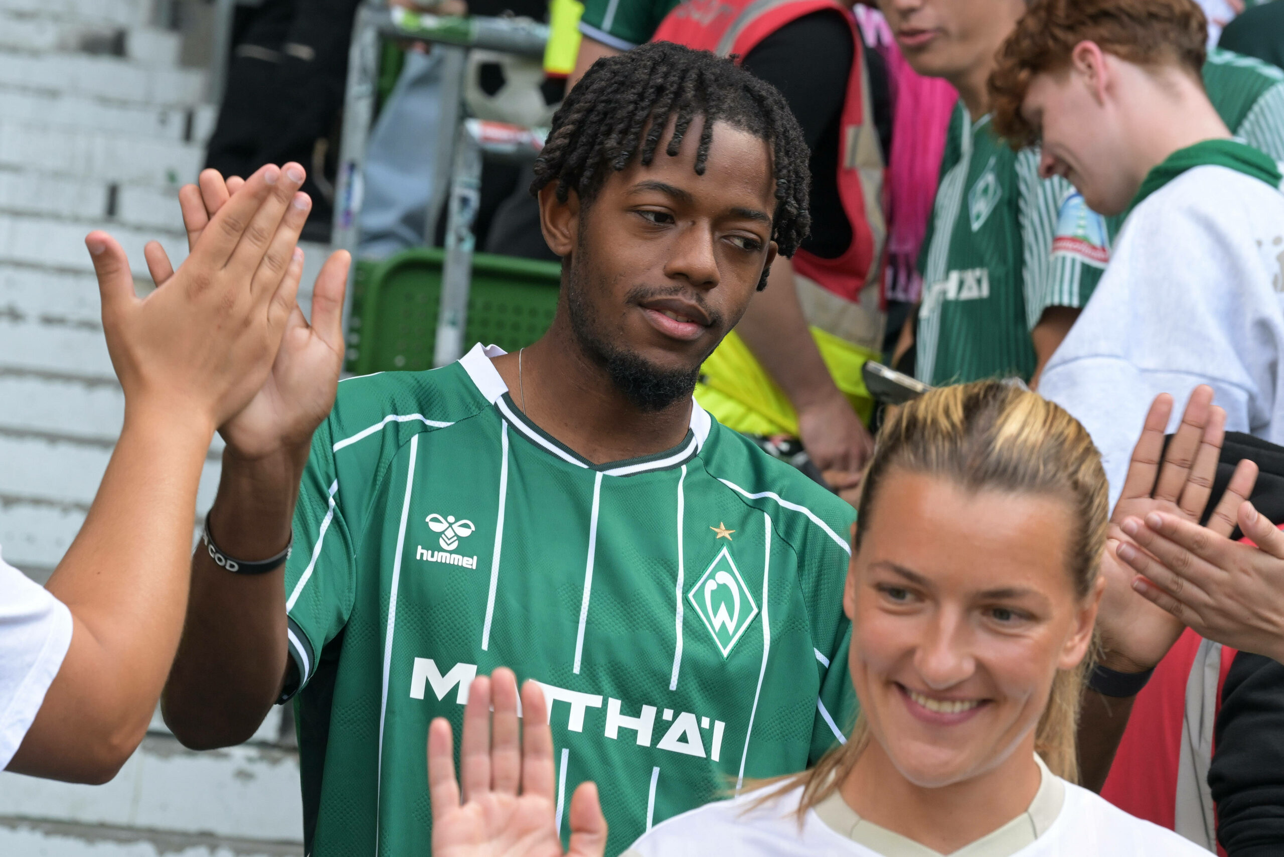 Samuel Mbangula (SV Werder Bremen 19), Einlauf der Spieler, , SV Werder Bremen - Udinese Calcio , Fussball, Bundesliga, 09.08.2025