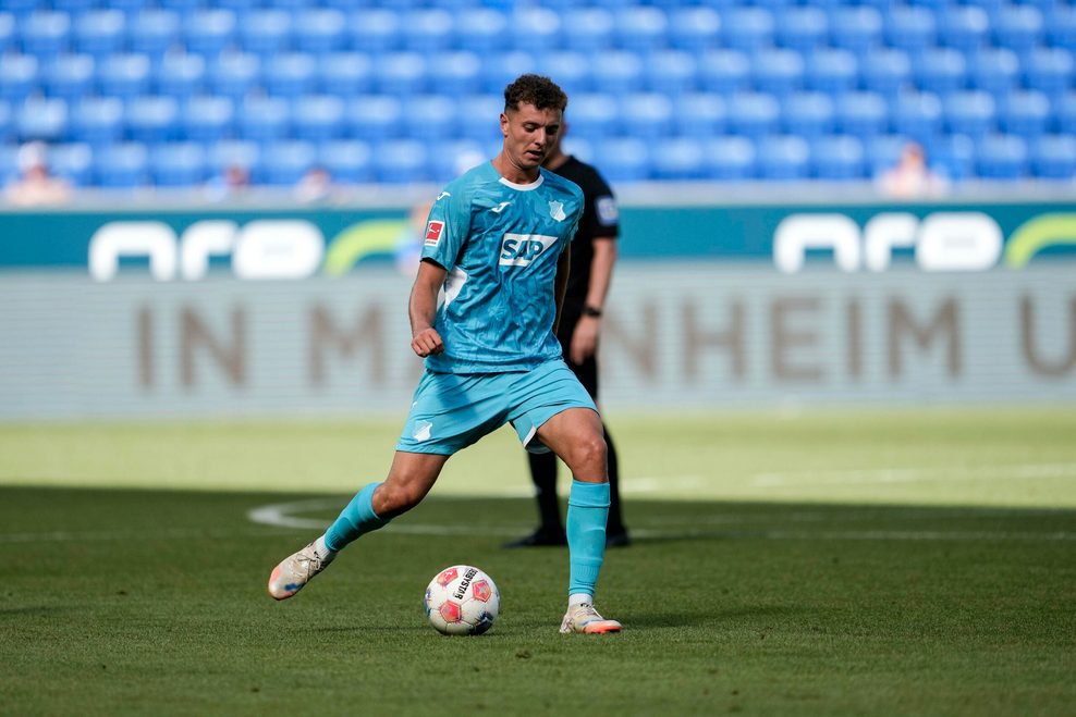 Fisnik Asllani am Ball