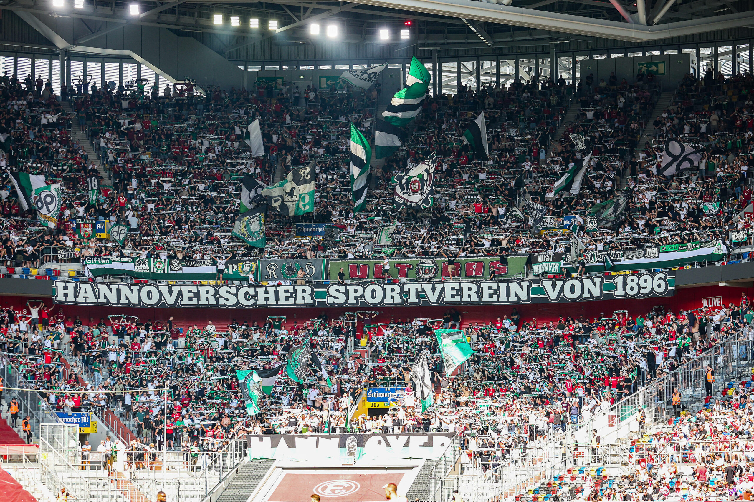 Der Fanblock von Hannover 96 in Düsseldorf
