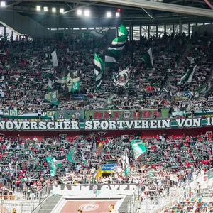 Der Fanblock von Hannover 96 in Düsseldorf