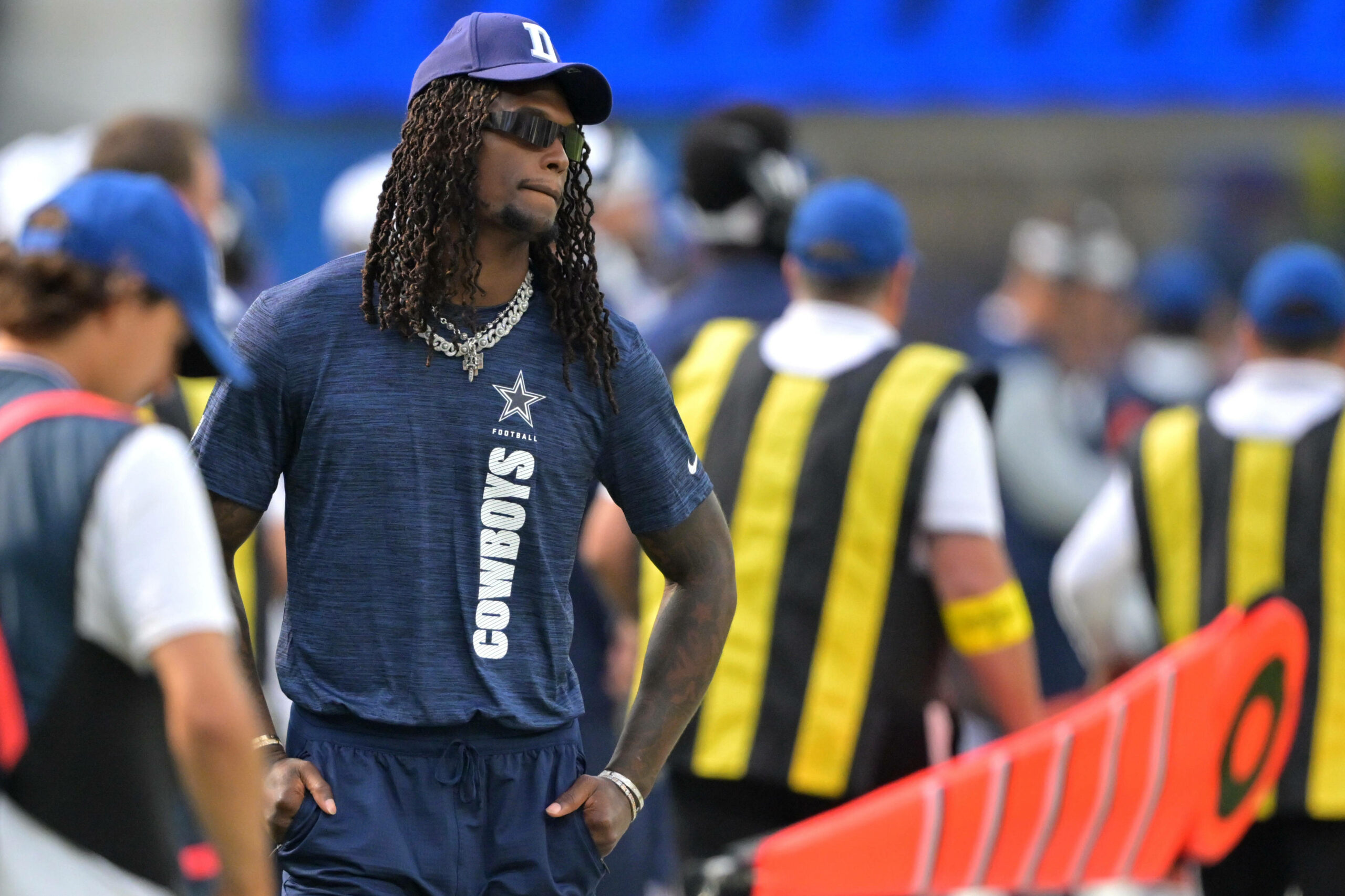 Inglewood, Kalifornien: CeeDee Lamb (88) von den Dallas Cowboys beobachtet von der Seitenlinie das Spiel gegen die Los Angeles Rams im SoFi Stadium.