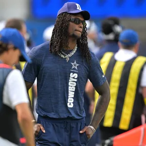 Inglewood, Kalifornien: CeeDee Lamb (88) von den Dallas Cowboys beobachtet von der Seitenlinie das Spiel gegen die Los Angeles Rams im SoFi Stadium.
