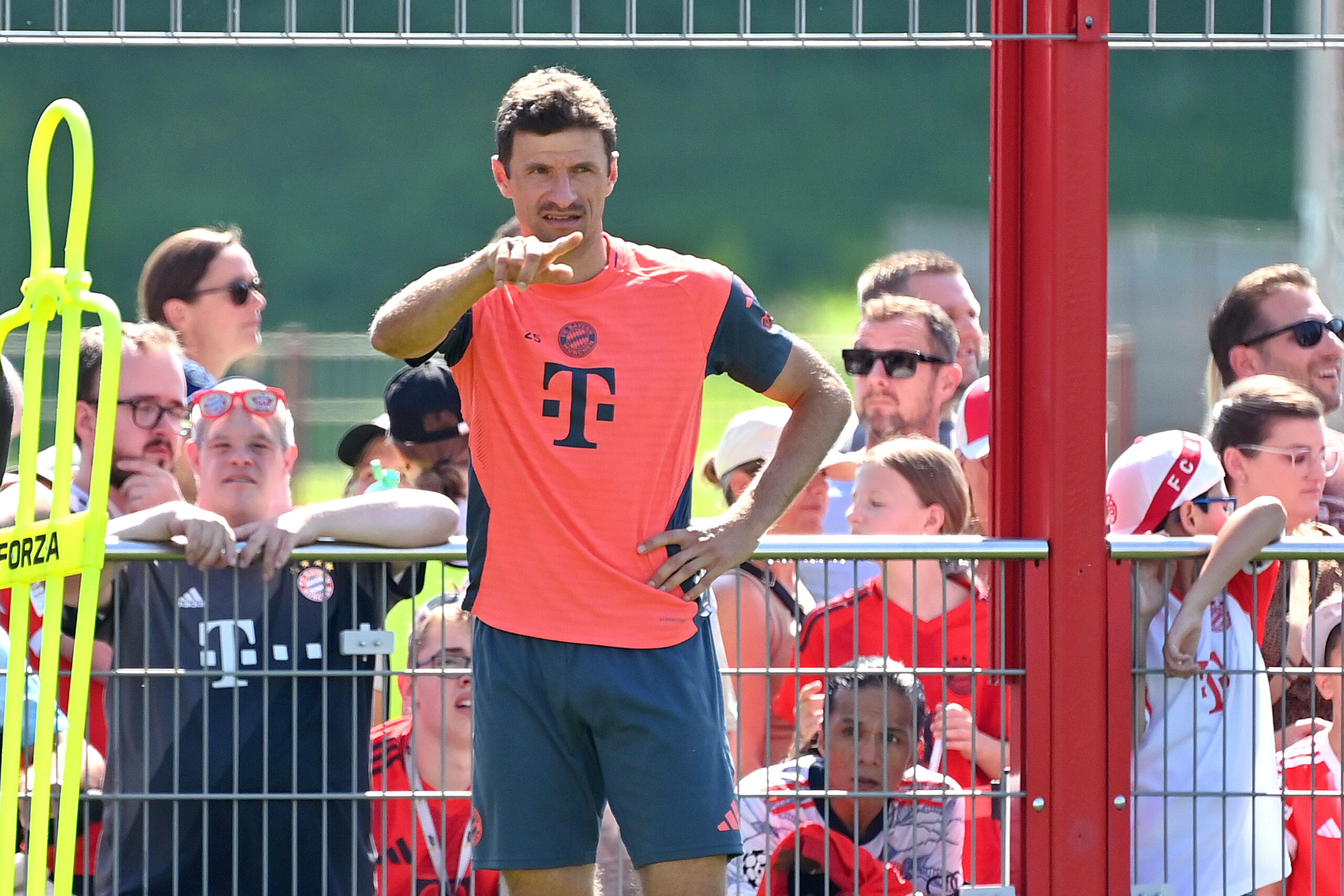 Thomas Müller in Bayern-Klamotten