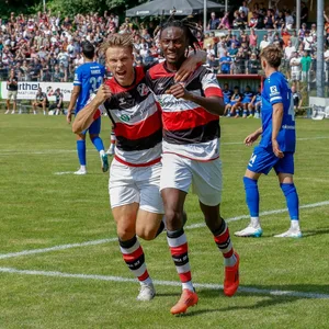 Stephan Wemakor und Rasmus Tobinski bejubeln ein Tor für Altona